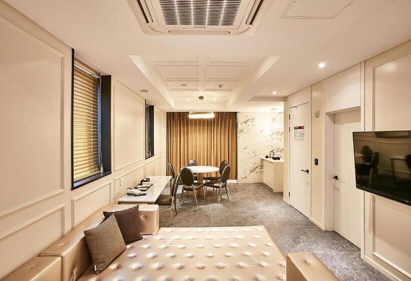 اتاق استاندارد با بالکن, Wanted