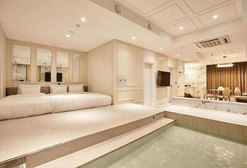 اتاق استاندارد با بالکن, Wanted