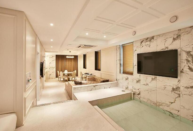 اتاق استاندارد با بالکن, Wanted