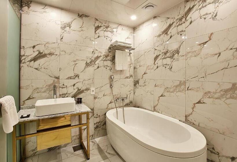 اتاق استاندارد با بالکن, Wanted