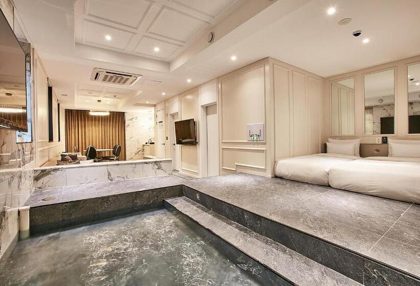 اتاق استاندارد با بالکن, Wanted