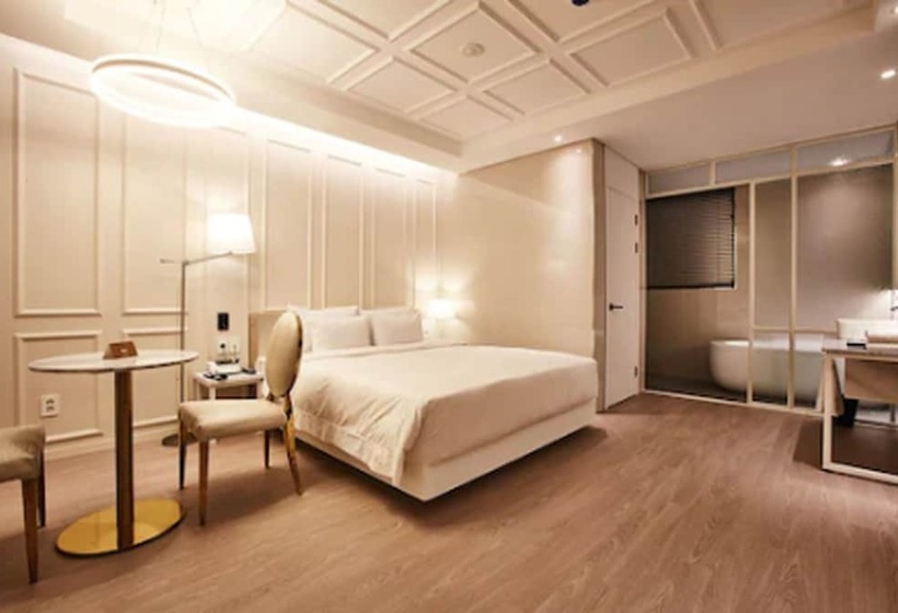 اتاق لوکس, Wanted