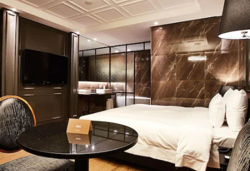 اتاق لوکس, Wanted