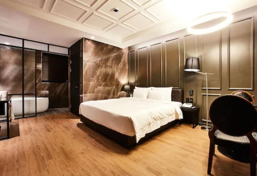 اتاق لوکس, Wanted