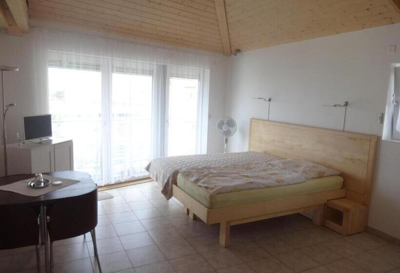 חדר סטנדרטי לשלושה עם נוף, Bed And Breakfast Prilly Lausanne