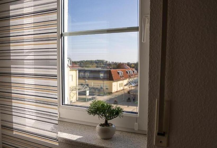 شقة غرفة واحدة, Warias Hotel & Restaurant