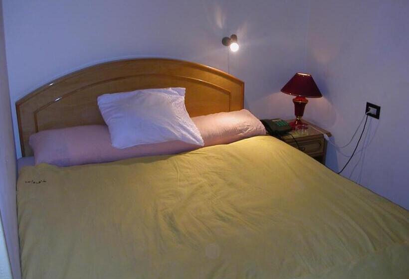 اتاق اکونومی یک تخته, High Way