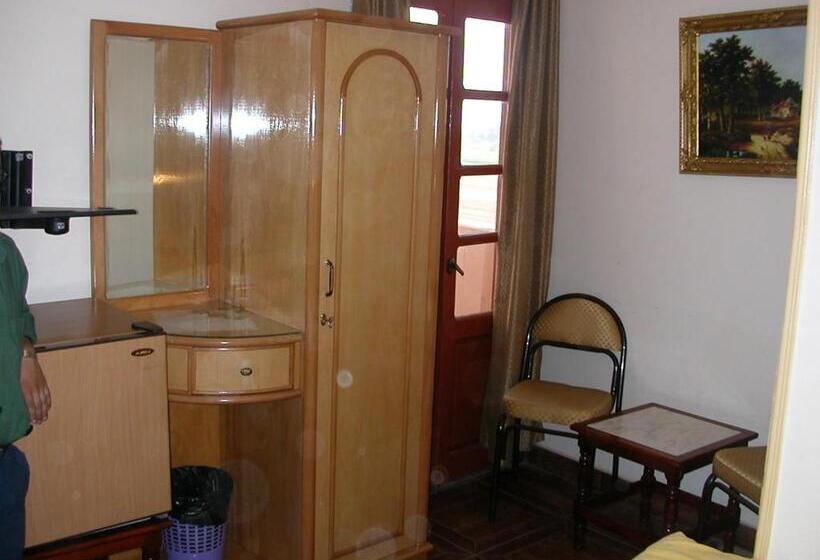 اتاق اکونومی یک تخته, High Way