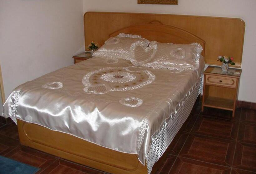 اتاق چهار تخته با دستشویی مشترک, High Way