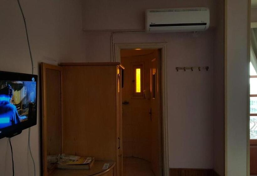 اتاق چهار تخته با دستشویی مشترک, High Way