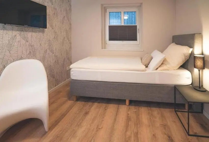 Standard Yhden Hengen Huone, Landart