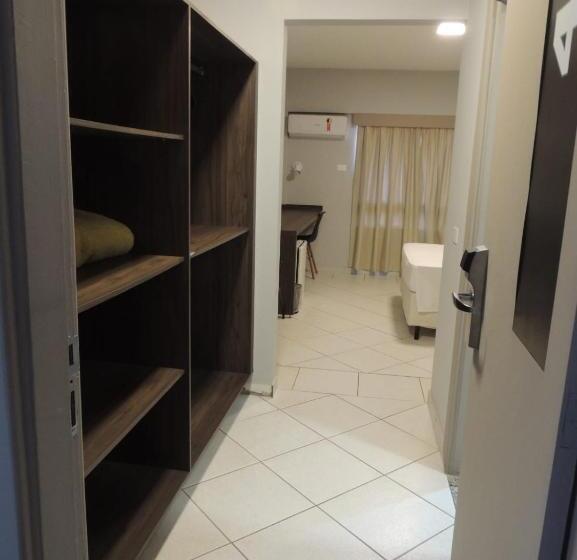 标准三人间, Vilhar