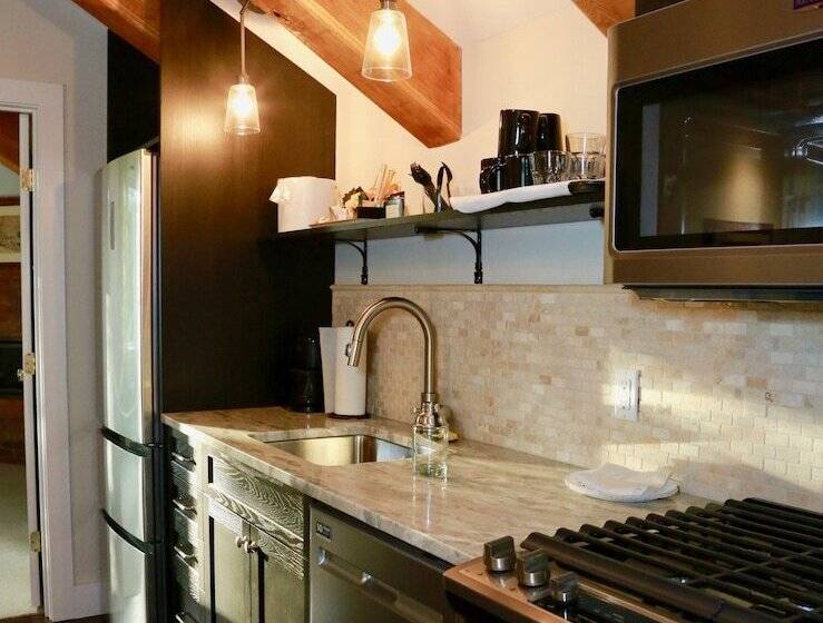 منزل غرفتين نوم, Woolverton Inn