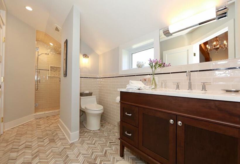 منزل غرفتين نوم, Woolverton Inn