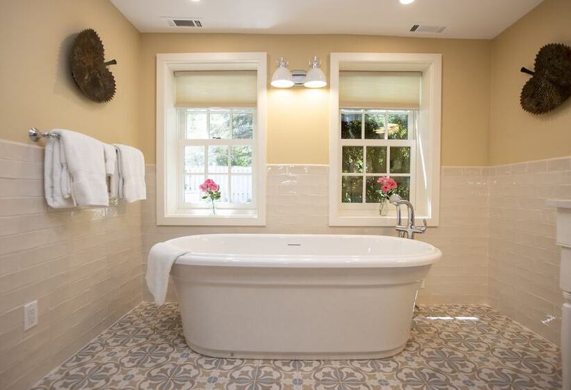 منزل غرفة نوم واحدة, Woolverton Inn