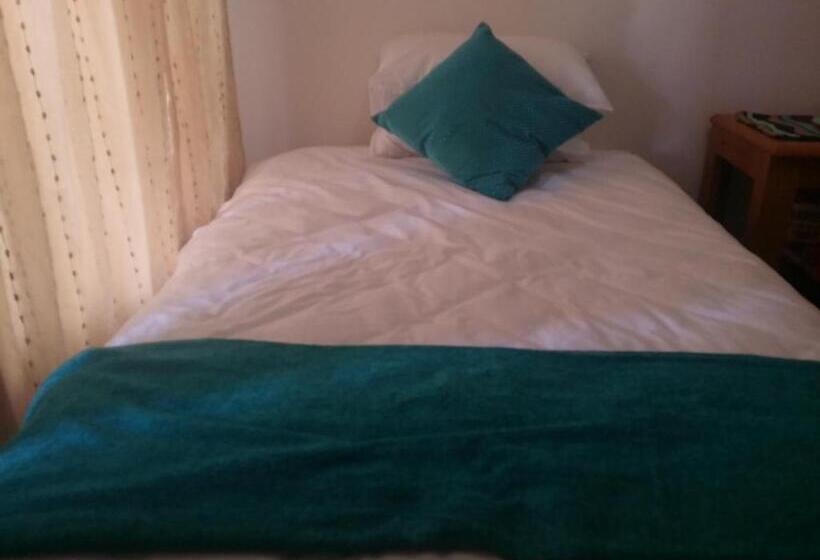 חדר בסיסי, Alicia's B&b