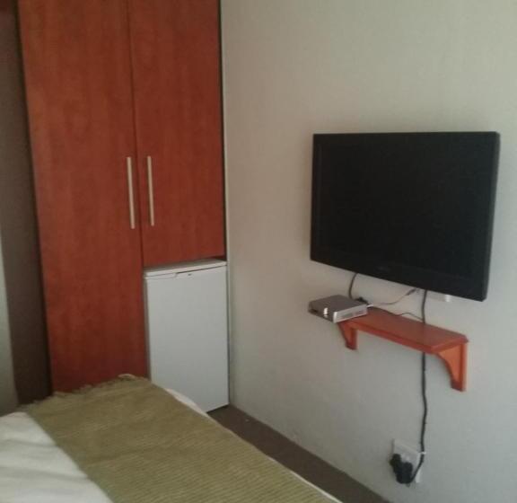 חדר בסיסי, Alicia's B&b