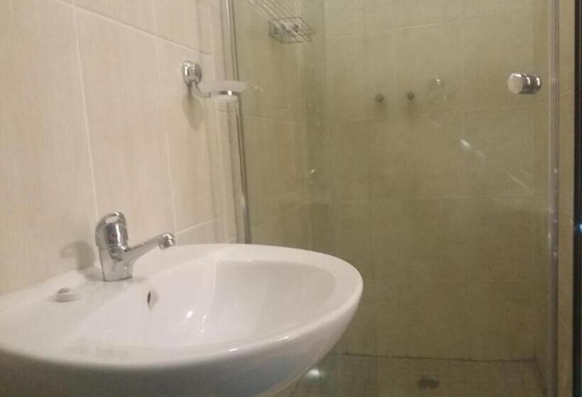 חדר בסיסי, Alicia's B&b