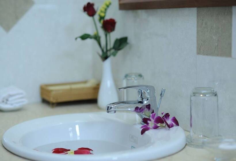 اتاق لوکس, Hoang Yen