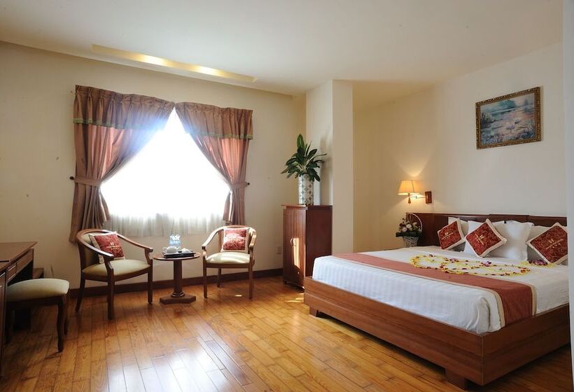 اتاق لوکس, Hoang Yen