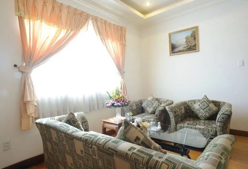 اتاق اجرایی, Hoang Yen