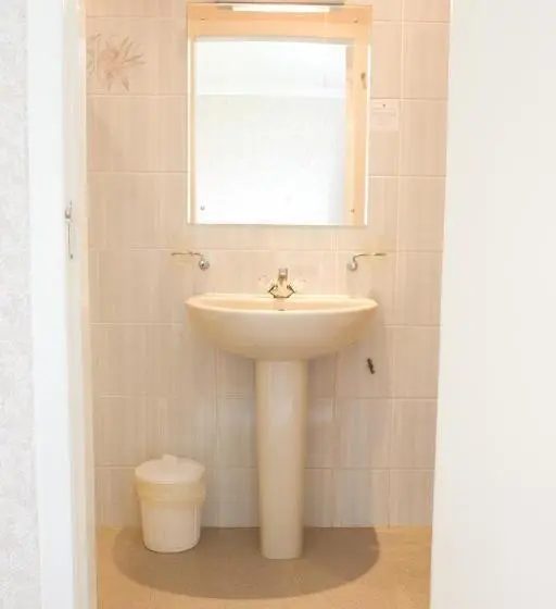 Standard Yhden Hengen Huone, Merkister