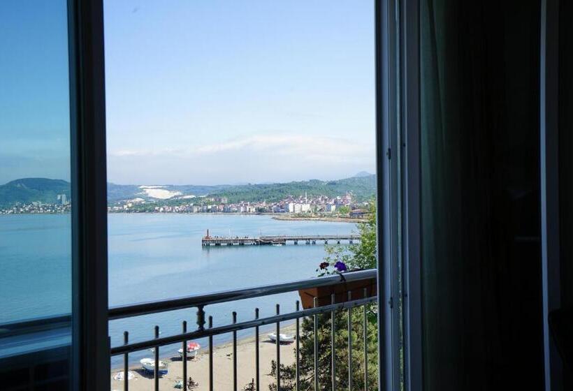 غرفة قياسية مطلّة علي البحر, Yalihan Ari