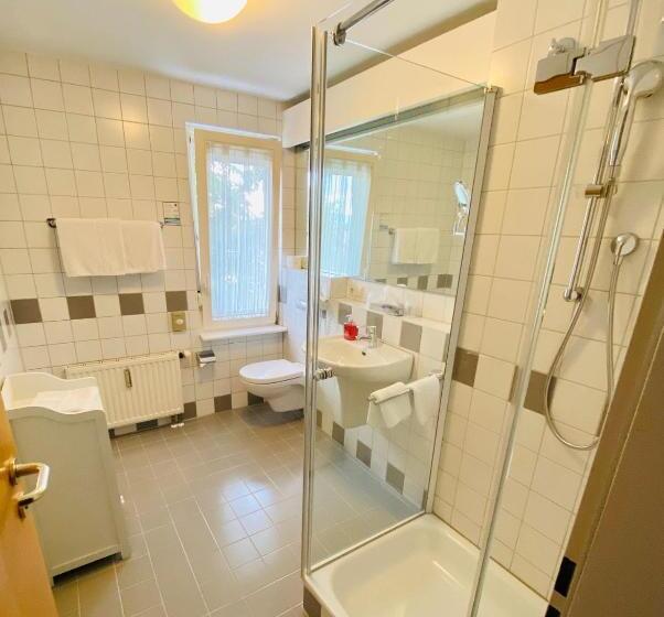 标准单人间, Zur Kapelle