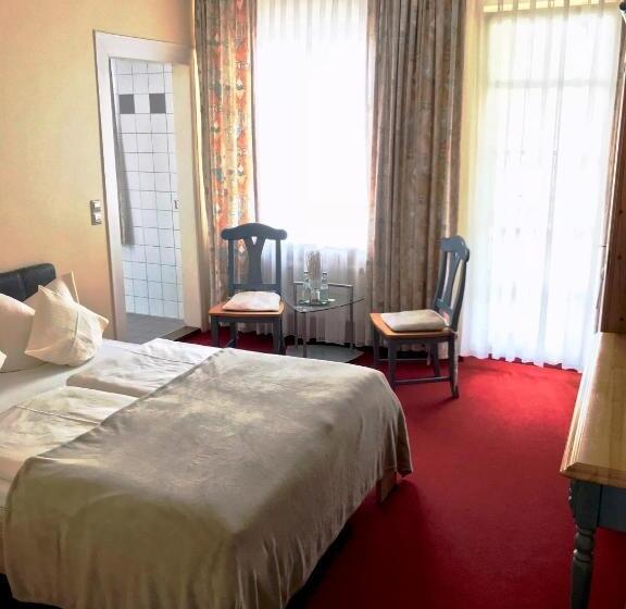 标准单人间, Zur Kapelle