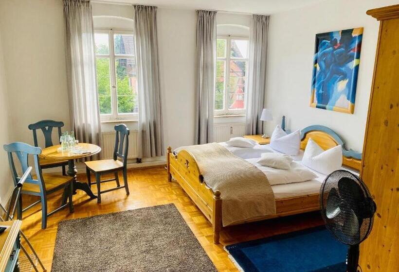 标准三人间, Zur Kapelle