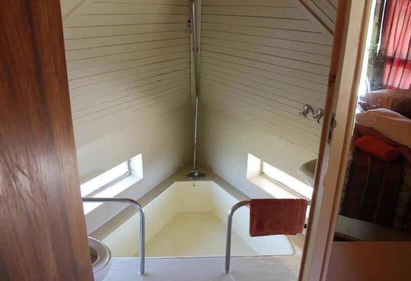 غرفة قياسية ثلاثية, Pyramids Motel