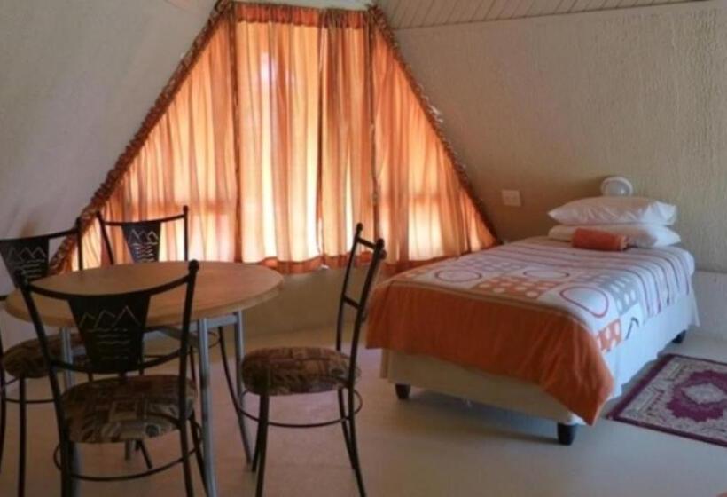 غرفة قياسية ثلاثية, Pyramids Motel