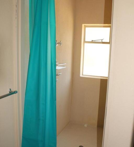 غرفة عائلية, Pyramids Motel