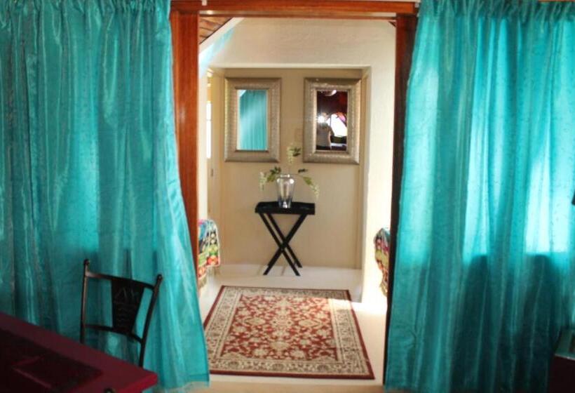 غرفة عائلية, Pyramids Motel