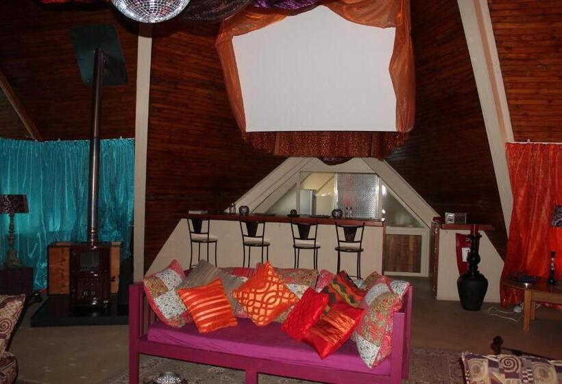 家庭间, Pyramids Motel