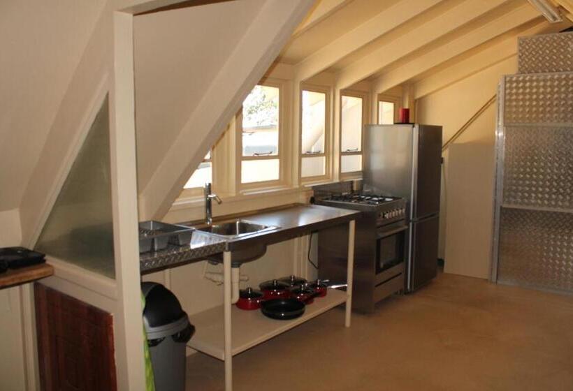 غرفة عائلية, Pyramids Motel