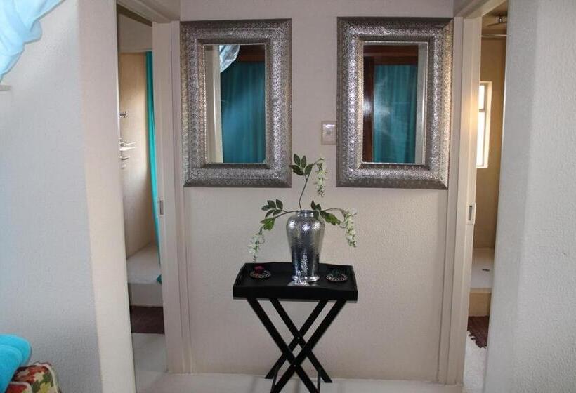 家庭间, Pyramids Motel