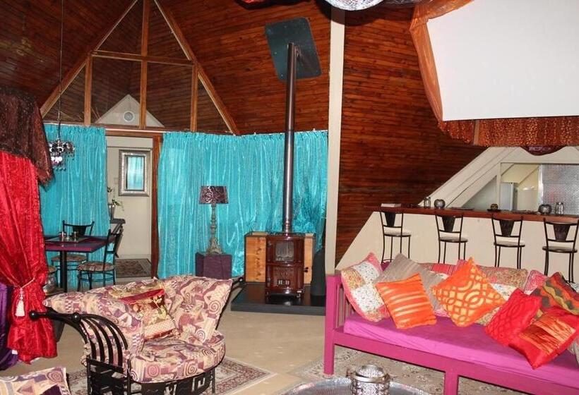 غرفة عائلية, Pyramids Motel