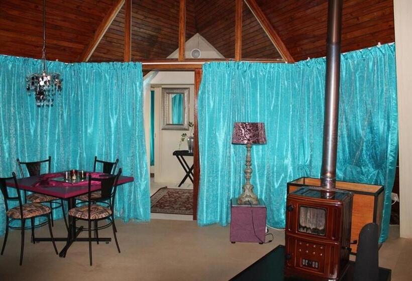 غرفة عائلية, Pyramids Motel