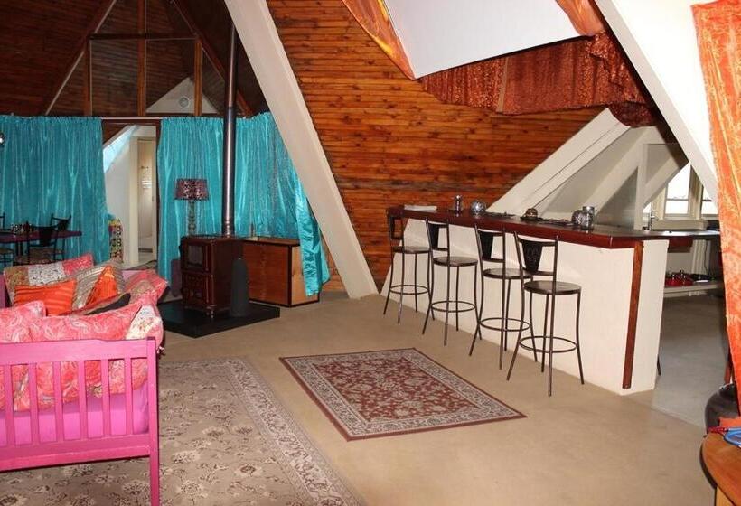 غرفة عائلية, Pyramids Motel