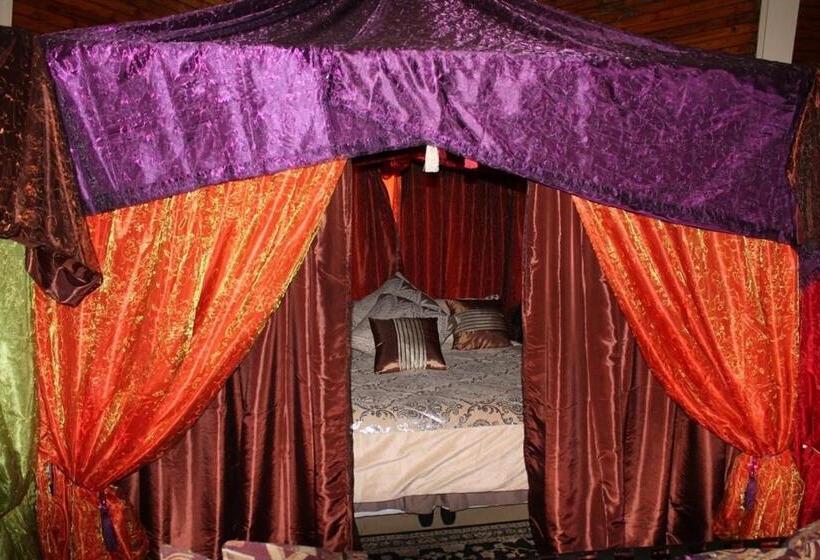 غرفة عائلية, Pyramids Motel