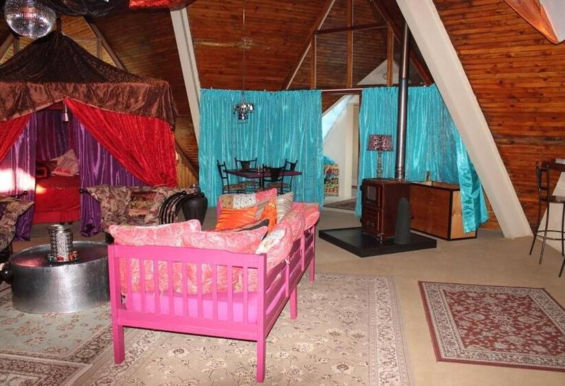 غرفة عائلية, Pyramids Motel