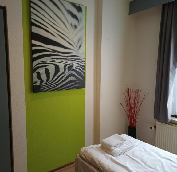 اتاق استاندارد سه نفره, Gaudi