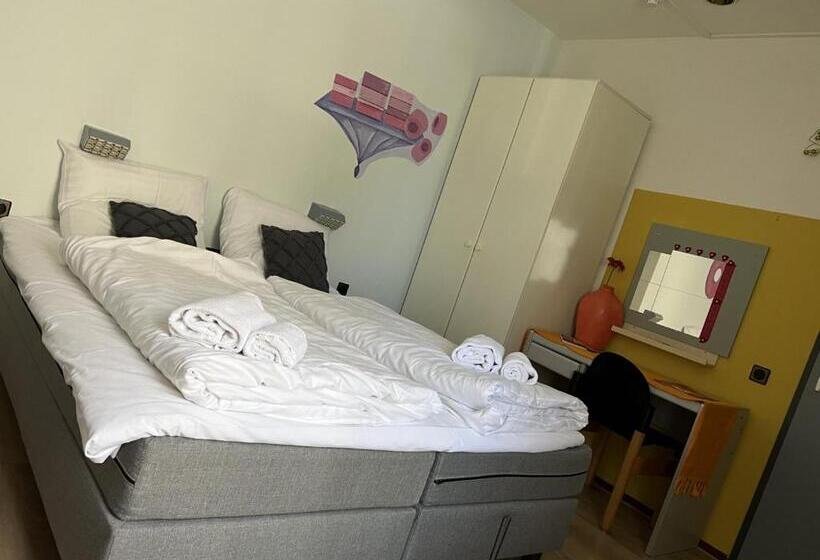 اتاق استاندارد سه نفره, Gaudi