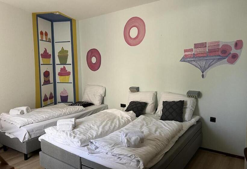 اتاق استاندارد سه نفره, Gaudi