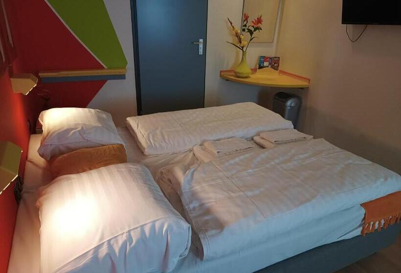 اتاق استاندارد سه نفره, Gaudi