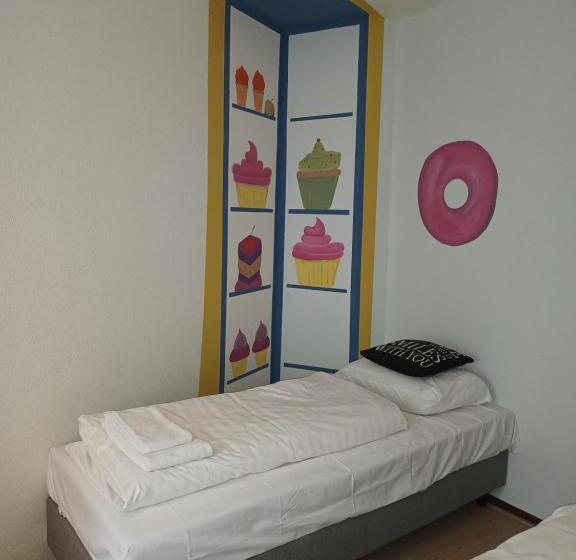 اتاق استاندارد سه نفره, Gaudi