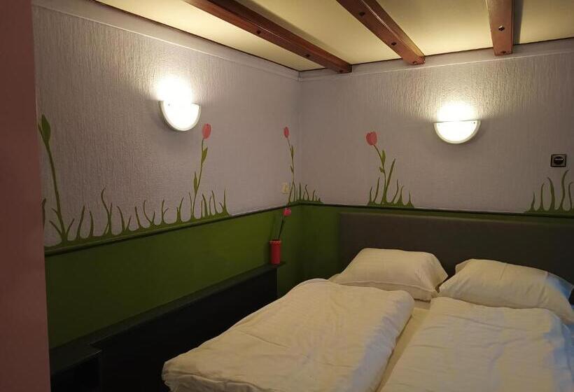 اتاق خانوادگی, Gaudi