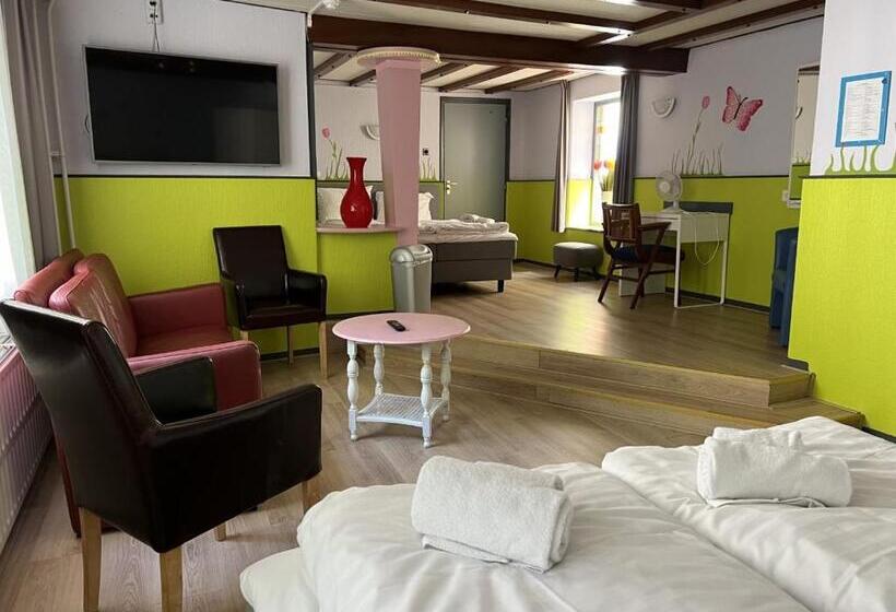 اتاق خانوادگی, Gaudi