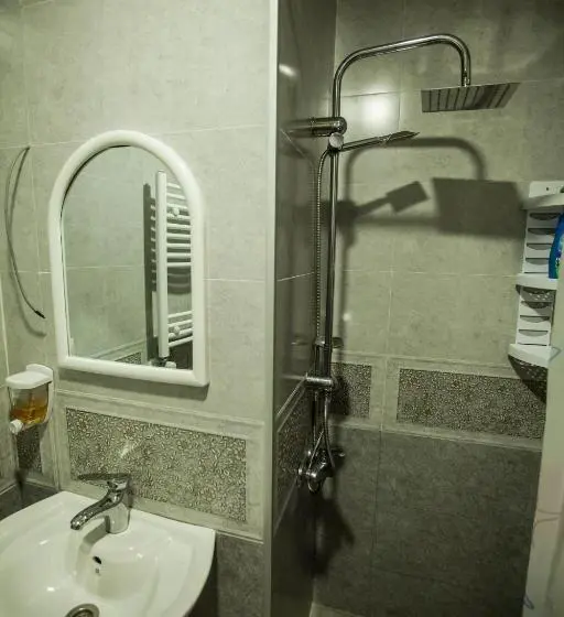 اتاق خانوادگی, Guest House Didis